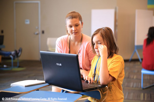 9E0A3852-600×400 Student working with teacher
